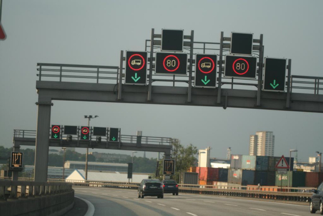 Autobahn-verkehrszeichen.jpg